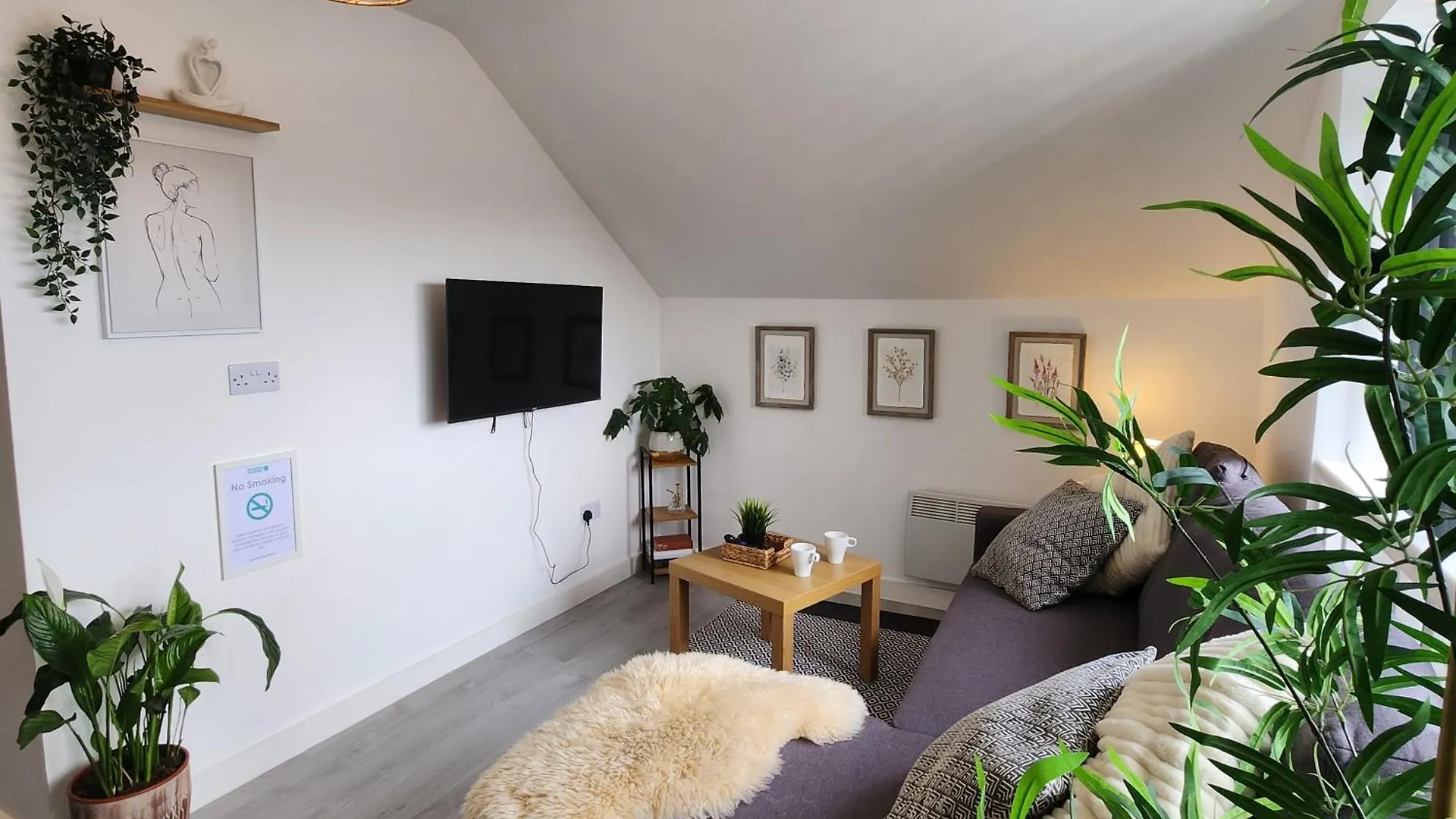 Supervalue Suite 4 - Fast Wifi, Hotel Linen, Keyless Entry, City Only 10 Mins - By Property Promise Cardiff