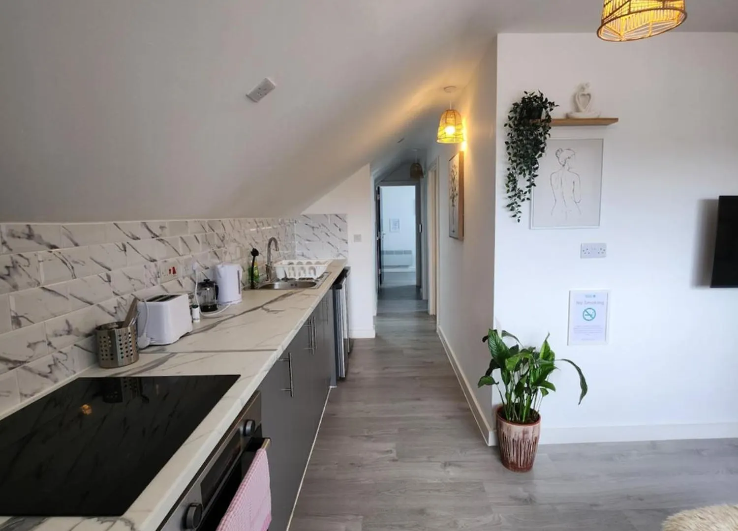 Supervalue Suite 4 - Fast Wifi, Hotel Linen, Keyless Entry, City Only 10 Mins - By Property Promise Cardiff Apartment