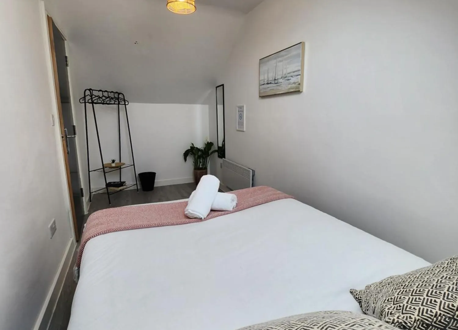 Supervalue Suite 4 - Fast Wifi, Hotel Linen, Keyless Entry, City Only 10 Mins - By Property Promise Cardiff United Kingdom