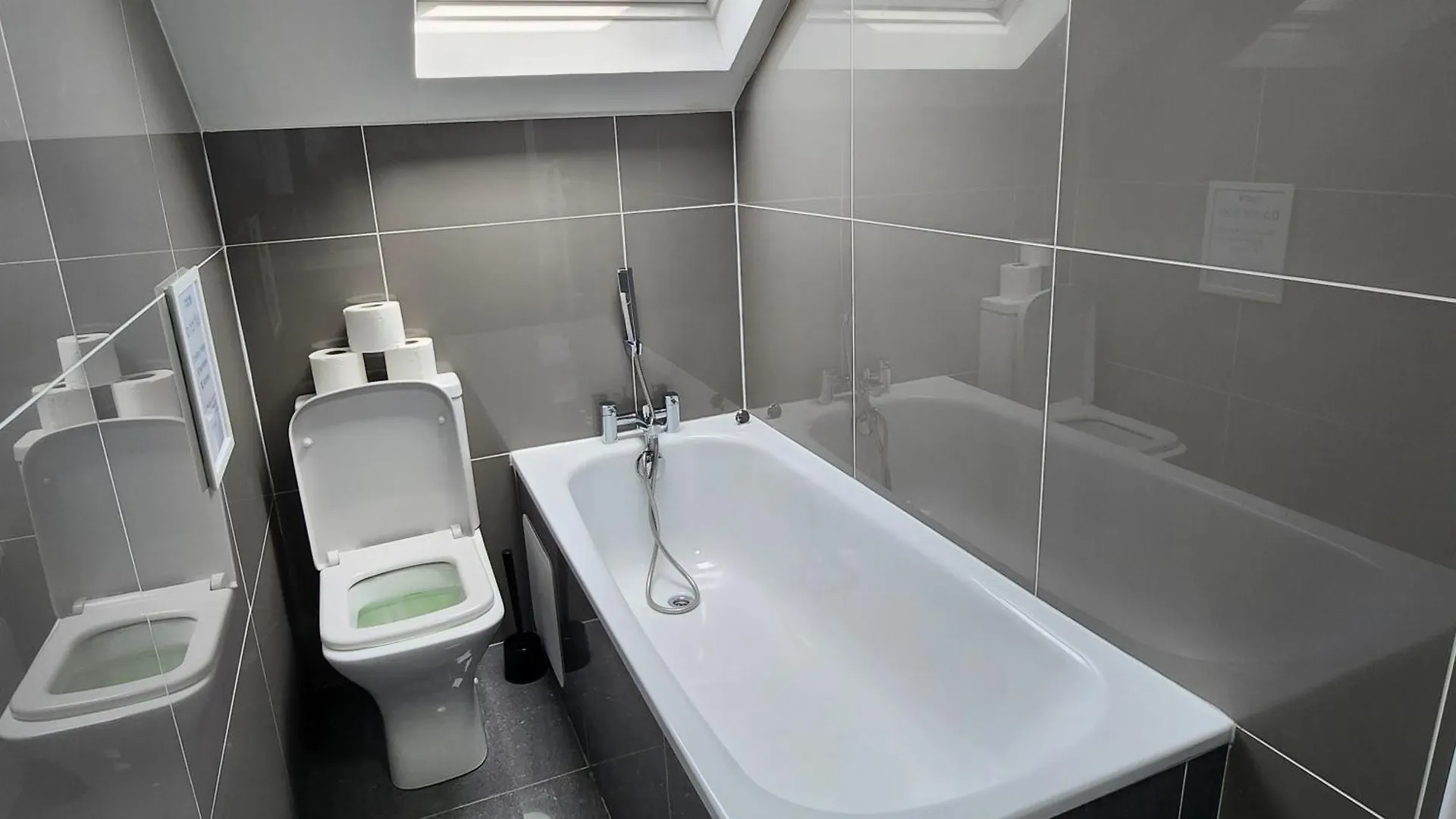 Supervalue Suite 4 - Fast Wifi, Hotel Linen, Keyless Entry, City Only 10 Mins - By Property Promise Cardiff
